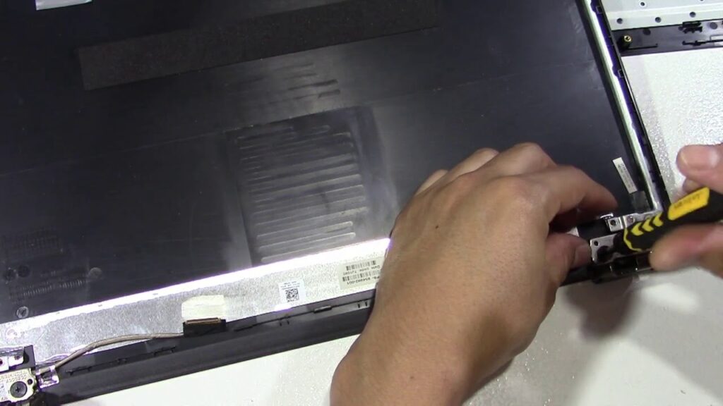 como aflojar bisagras de laptop lenovo