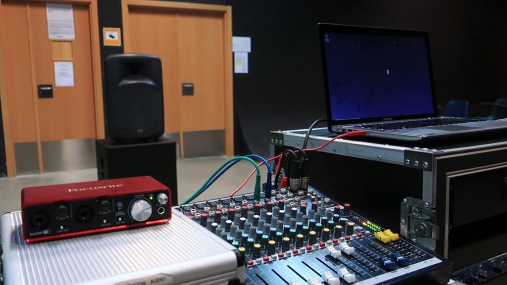 como conectar una consola de audio a una laptop