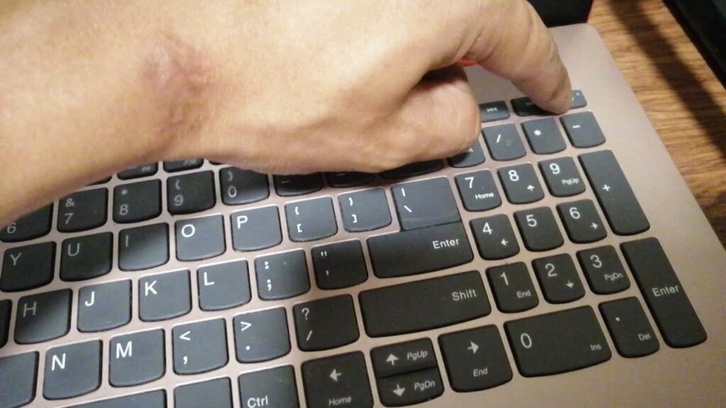 como prender una laptop lenovo sin el botón de encendido