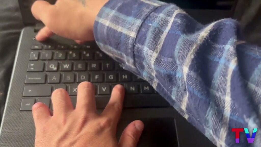 por que mi laptop se queda en pantalla negra